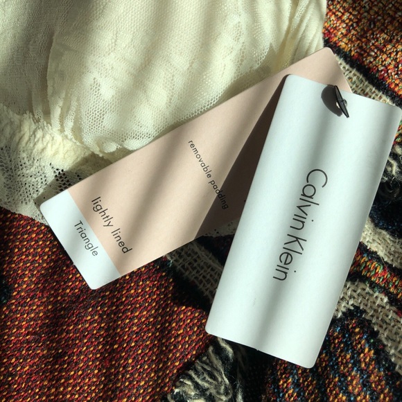 Calvin Klein Other - *Brand new* White bralette w removable padding!